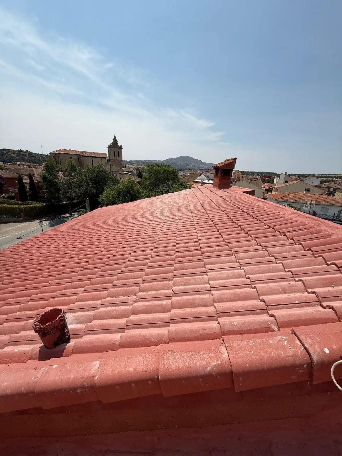 Tejado de teja roja reparado e impermeabilizado en Madrid